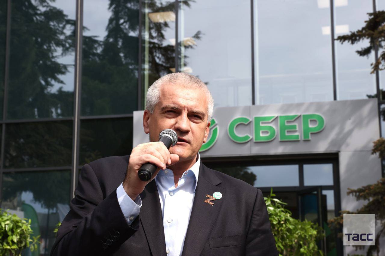 Сбербанк открыл первое отделение в Крыму

Двухэтажный офис открылся в центре курортной Ялты на площади Советской