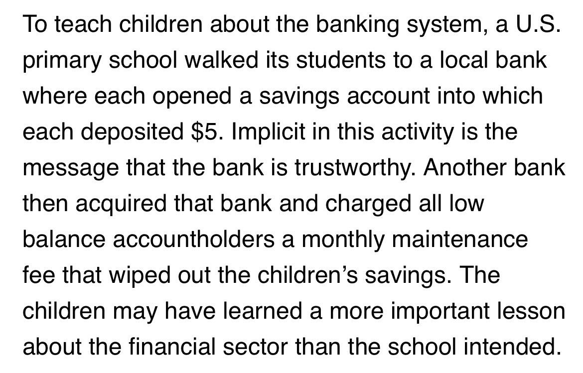 В одной из школ урок о работе банковской системы превратился в урок финансовой грамотности - учитель предложил школьникам положить по $5 в банк