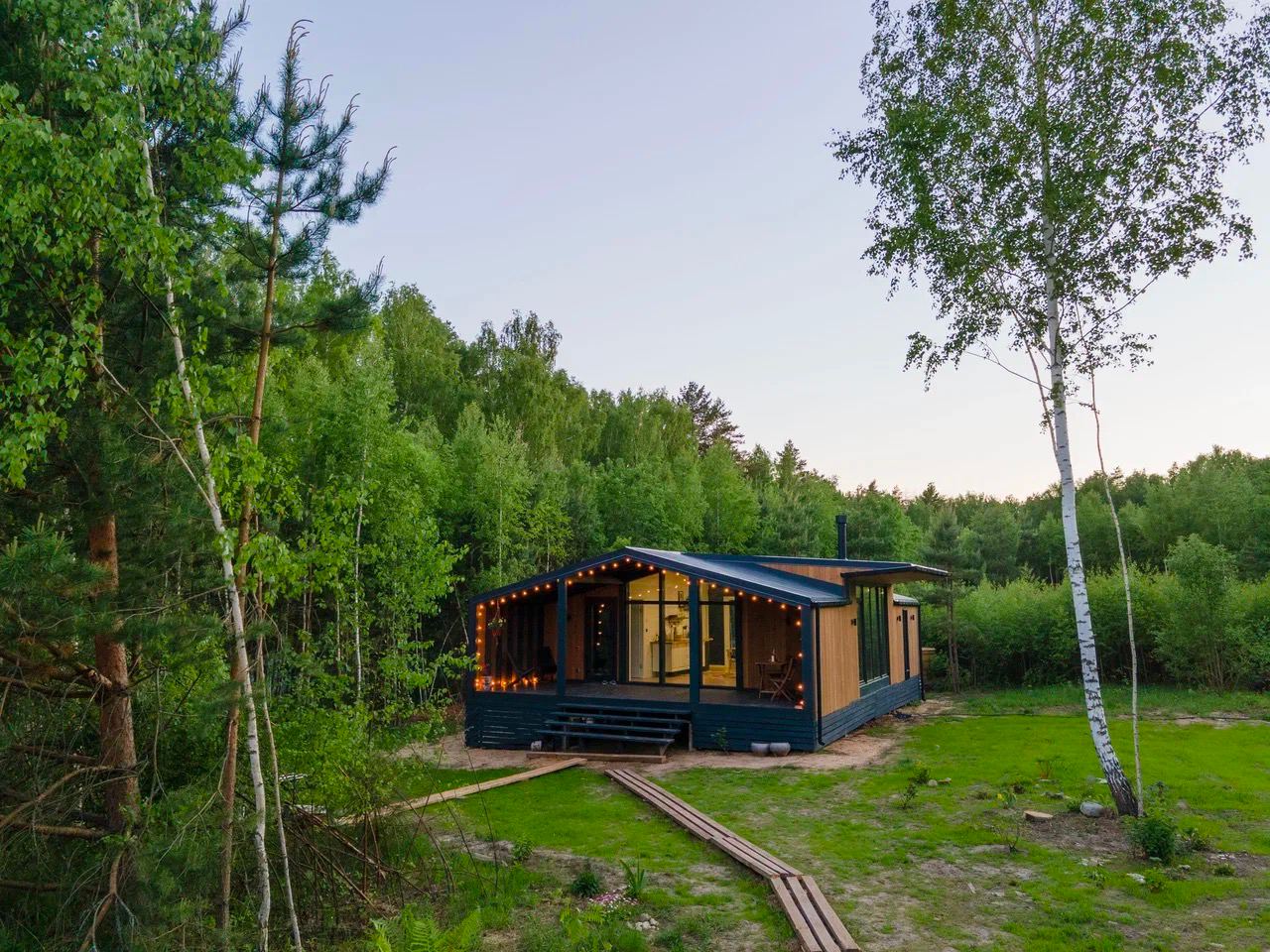 Стильные и теплые модульные дома в стиле барнхаус от Modul2

В линейке Modul2 5 проектов разной площади: от дома – гостиничного номера для глэмпинга до дома с 4 спальнями для большой семьи