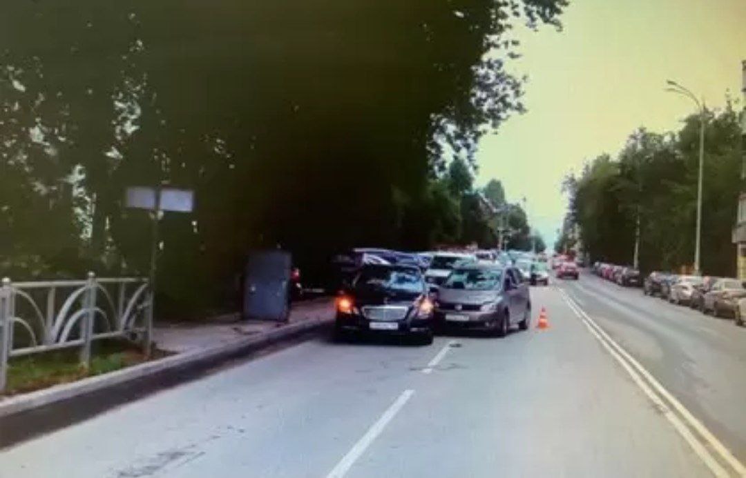 Руководитель ЦБ по Уральскому региону попал в аварию с тремя машинами на Toyota Land Cruiser 200 в Екатеринбурге