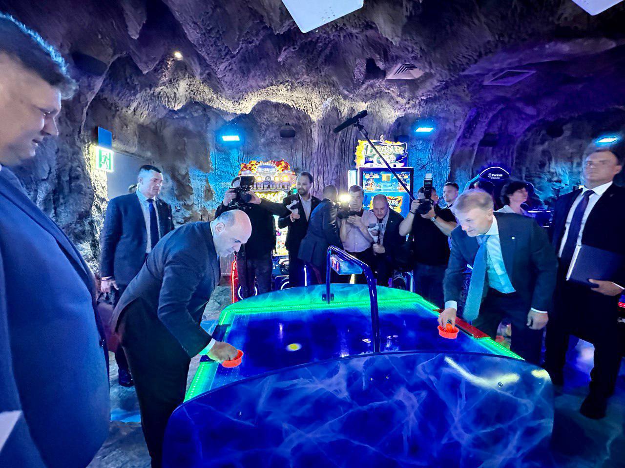 Греф провел экскурсию для Михаила Мишустина и членов правительства по новому пятизвездочному отелю на курорте Сбера «Манжерок»