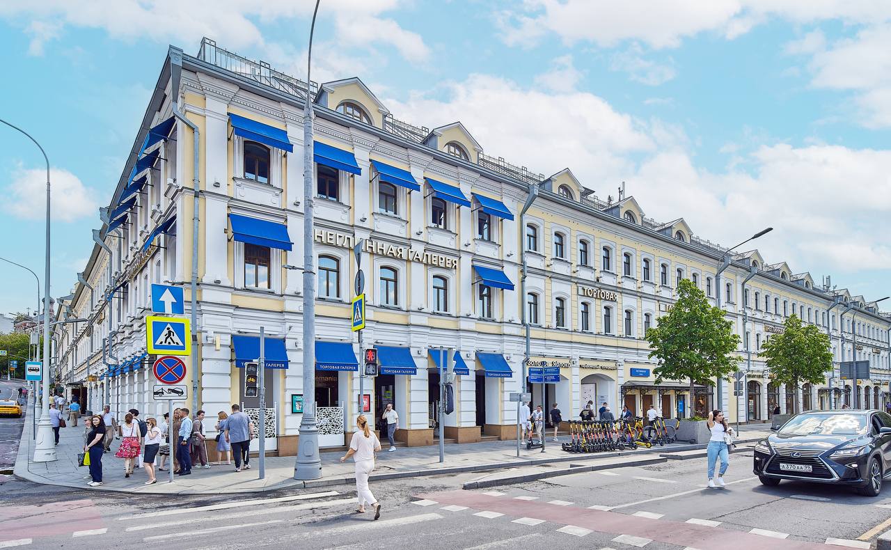 Начать рабочий день с встречи в «Кофемании» → взять новую хлопковую рубашку с галстуком в Van Laack → забрать машину с подземной мойки и двинуться дальше по делам — удобный маршрут в ТЦ «Неглинная»