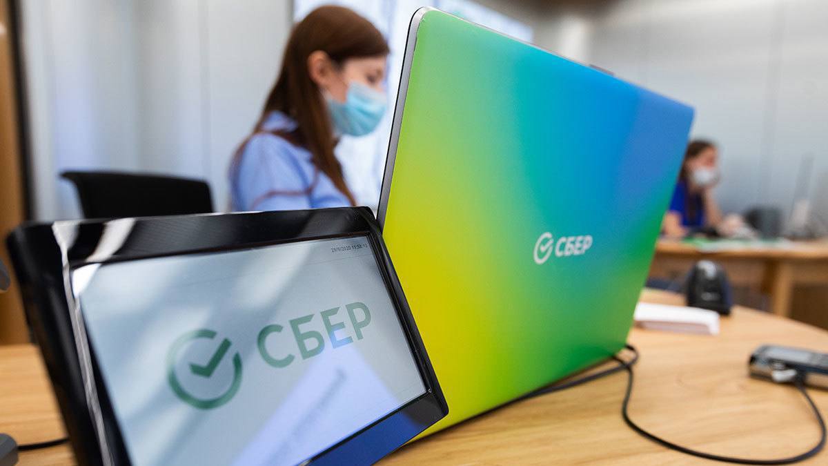 «Сбер» начал переходить на ноутбуки собственного бренда