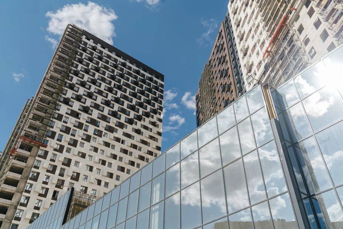 #ходстроительства 

Жилой комплекс: «Символ» (корпуса 16-18) 
Девелопер: «Донстрой» 
 
???? корпуса готовы на 91,5%;

???? в корпусе 16 завершены фасадные работы