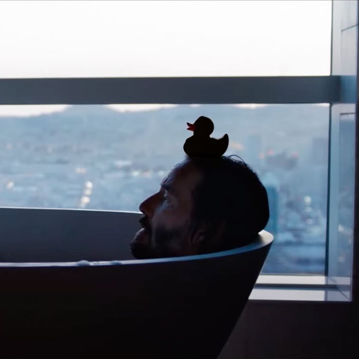 Банкстеры из Альфы задают тренды: в этом сезоне модно сидеть в ванне с резиновой уточкой