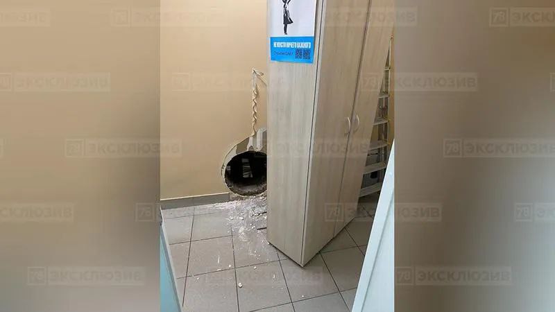 В Петербурге полиция разыскивает грабителей, проникших в банк Открытие через дыру в стене