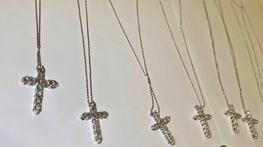 Нательные кресты с бриллиантами на 13 млн обнаружены у пассажирки из Дубая в Домодедово