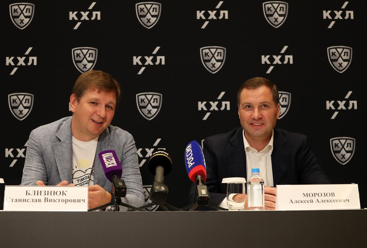 Тинькофф и Континентальная хоккейная лига объявили о подписании соглашения, которое предусматривает для финтеха одновременно статус и генерального партнера, и официального банка лиги на два сезона