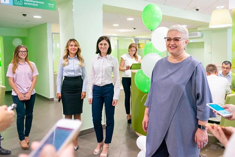 ????Заместителя председателя Юго-западного банка Сбербанка Ирину Ткаченко задержали в аэропорту Минеральных Вод за ввоз золотого кольца с бриллиантом массой 2 карата