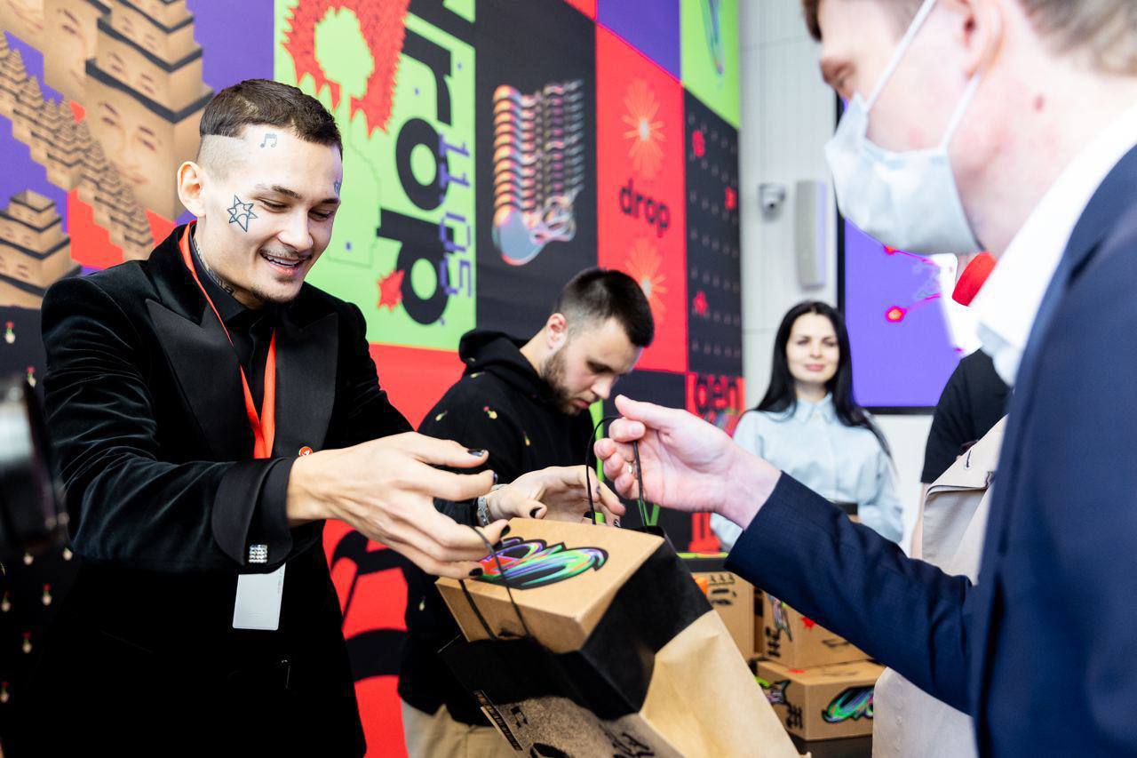 Банкстеры из Альфы планировали 11 мая закатить в своём офисе грандиозную тусовку в честь запуска мерча с Моргенштерном: музыка, диджей и сопутствующие удовольствия