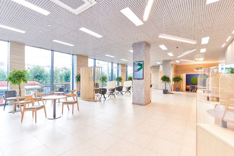 Банкстеры Ак Барс в новом казанском офисе "Лучше" сделали доступными для клиентов все передовые цифровые услуги - общение с клиентом происходит за чашечкой кофе, ожидание может происходить за игрой в приставку, либо клиент может примерить фирменный мерч 