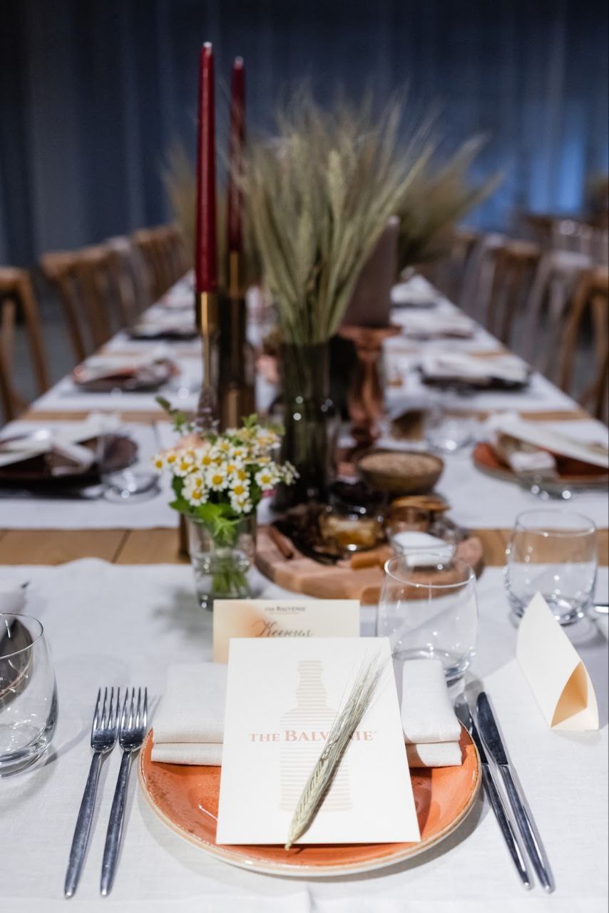 Бывшие и действующие банкстеры ВТБ 20 июня поучаствовали в арт-проекте The Makers by The Balvenie, где за ужином дегустировали 21-летний виски The Balvenie