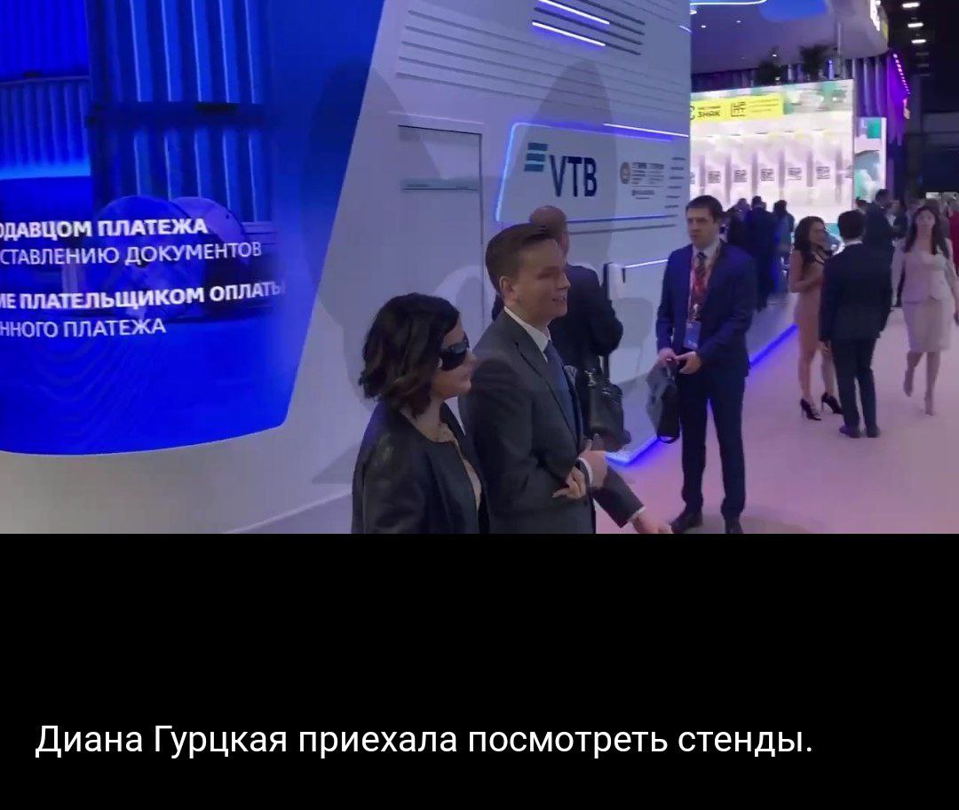 Ксения Собчак шутит, что слепая певица Диана Гурцкая просматривает стенды на ПМЭФ