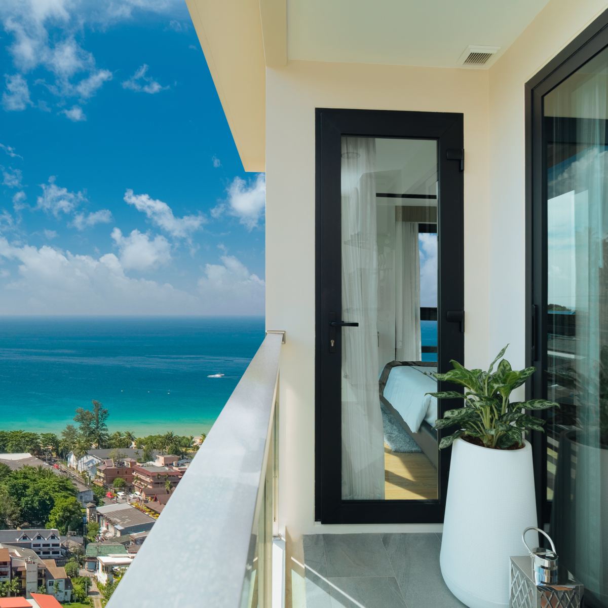 Считаете, что недвижимость за рубежом - это для олигархов? А вот и нет! На самом деле на рынке есть масса предложений на любой кошелек, которые позволят комфортно релоцироваться в другую страну, создать «запасной аэродром» для себя и семьи или же сохрани