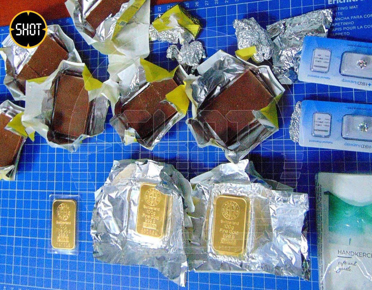 Золотые слитки, спрятанные в шоколадки "Алёнка", и бриллианты обнаружили таможенники в багаже женщины, вылетавшей в Стамбул