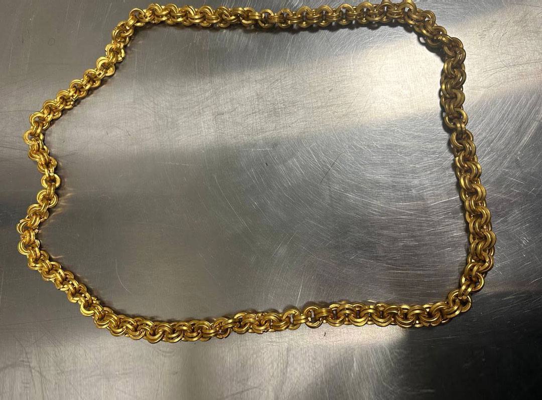 Мечту любого рэпера, цепь из чистого золота 999 пробы за 9 млн рублей весом почти 2 кг пытался вывезти из России в Турцию гражданин Армении