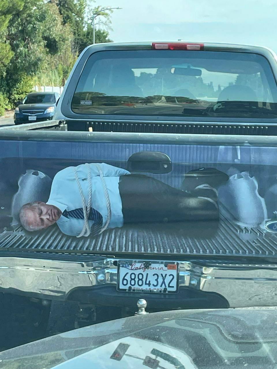 Рейтинг одобрения Байдена около рекордно низкого уровня 37%