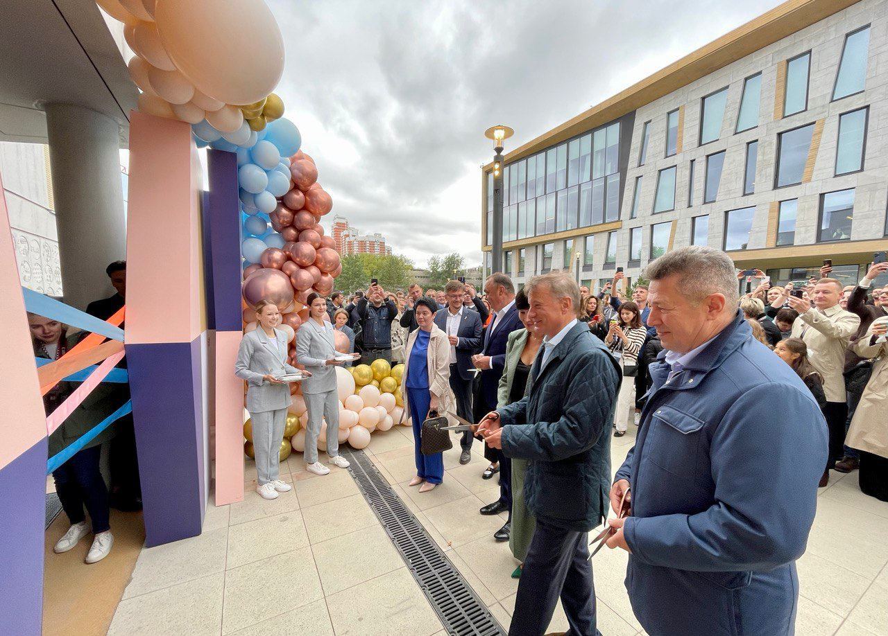 Школа с современной методикой, волейболом, робототехникой, научными практиками и традициями лучших учебных заведений – новый корпус прогимназии для учеников 1-4 классов московской Хорошколы принял очередных первоклашек