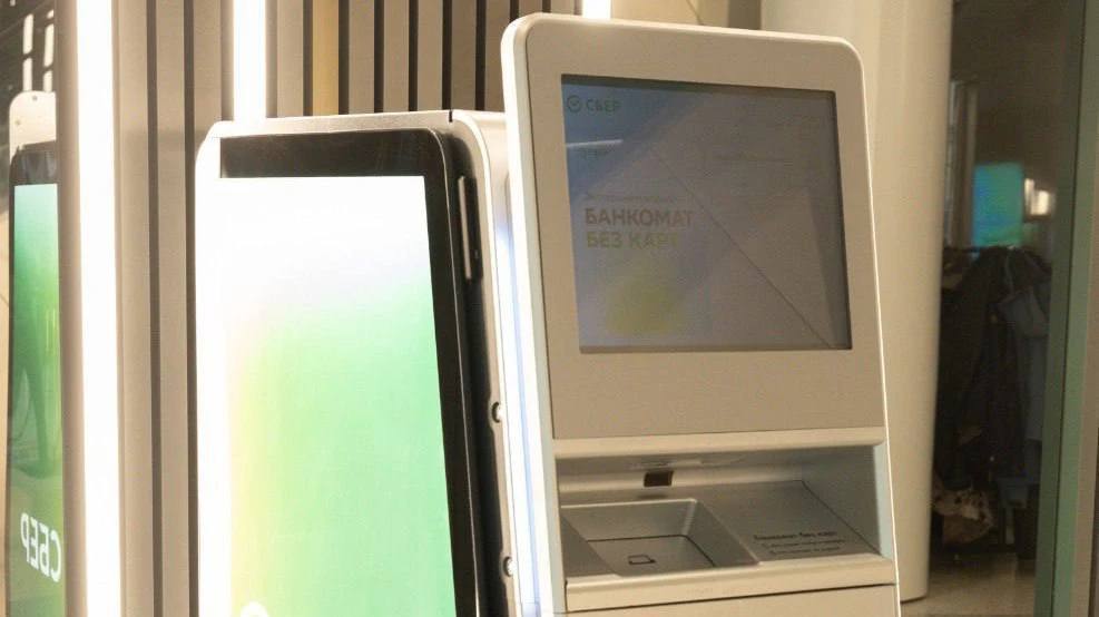 Сбер тестирует первый в России банкомат, который управляется с помощью смартфона — он не предполагает использование карт