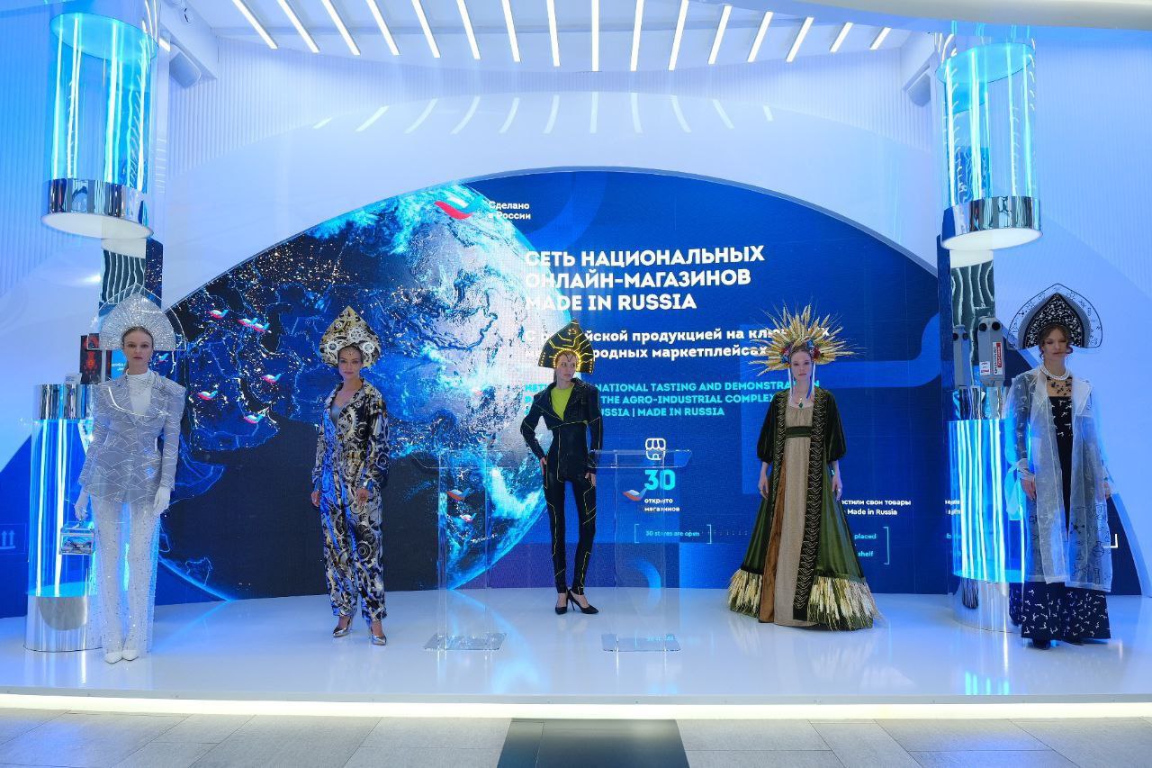 На ПМЭФ российский экспорт представляли женщины в кокошниках