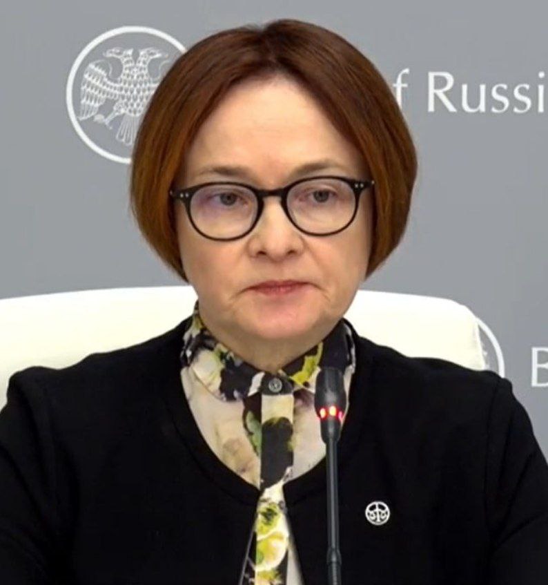 Эля Набиуллина вышла с брошью "весы"