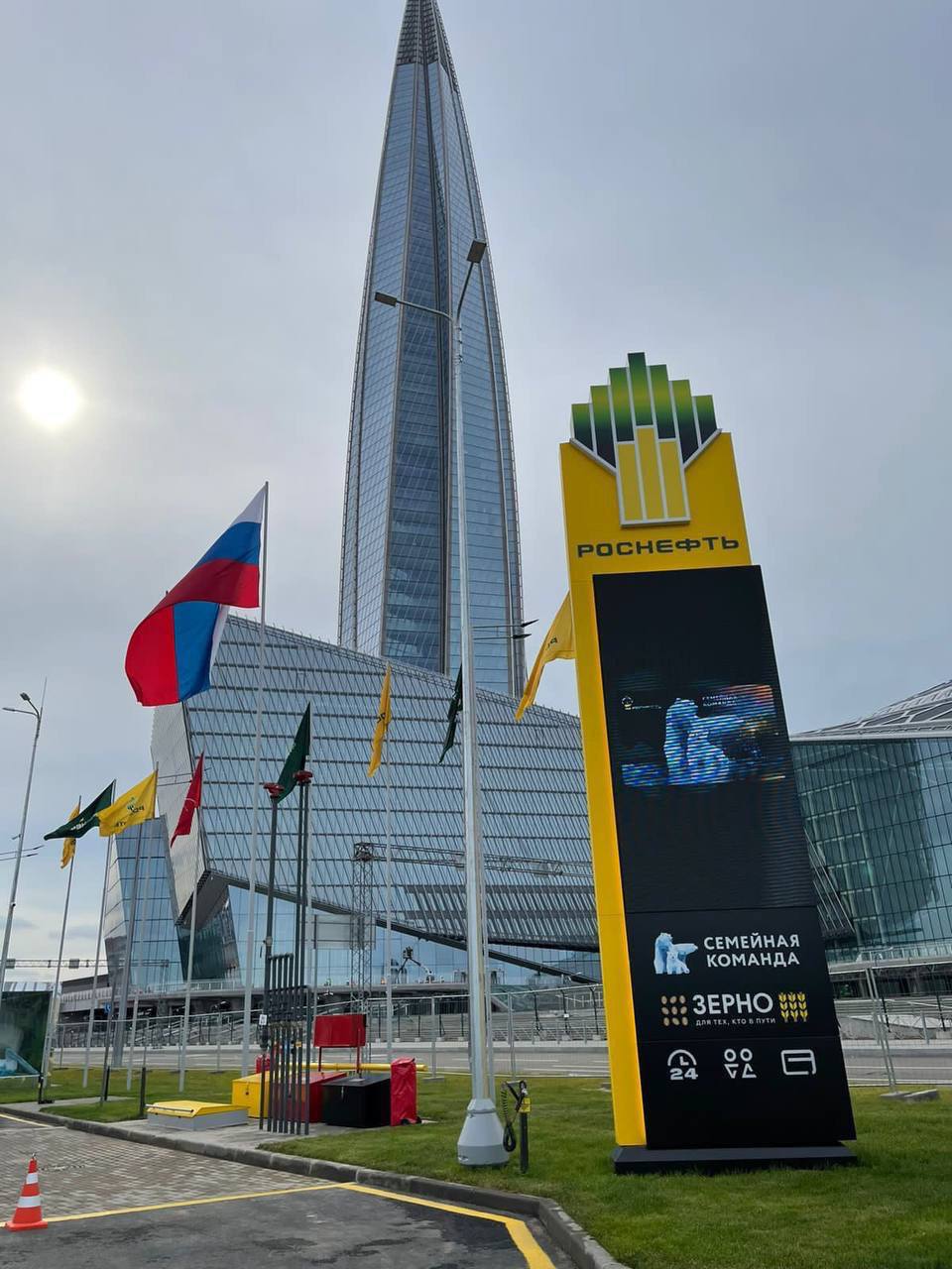 Заправка «Роснефти», открытая на Лахте прямо во дворе скандально известной «кукурузины», затмила офис «Газпрома»